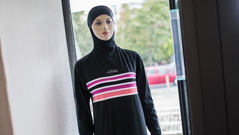 Eine Puppe mit einem Burkini steht im Schaufenster eines Berliner Sanitätshauses. Der französische Innenminister Bernard Cazeneuve findet, dass ein Anti-Burkini-Gesetz verfassungswidrig wäre. Foto: Sophia Kembowski Eine Puppe mit einem Burkini steht im Schaufenster eines Berliner Sanitätshauses. Der französische Innenminister Bernard Cazeneuve findet, dass ein Anti-Burkini-Gesetz verfassungswidrig wäre. Foto: Sophia Kembowski