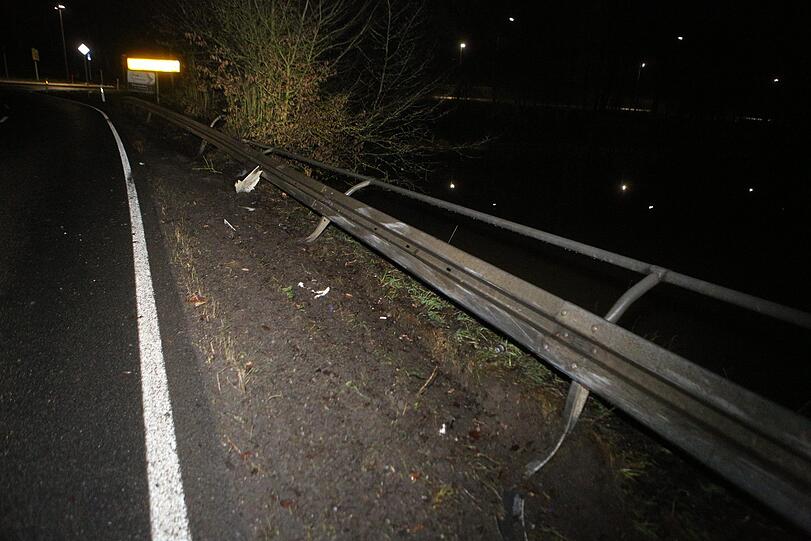 Am Dienstagabend startete ein 26-Tonner eine Amokfahrt und hinterließ eine Spur der Verwüstung. Die Hintergründe sind noch unklar.