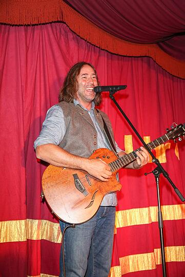 Roland Hefter singt zu "150 Jahre Schichtl".