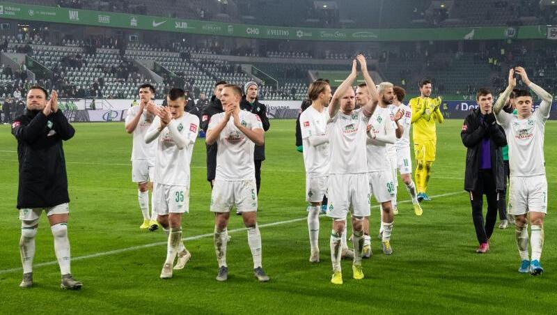 Die Spieler von Werder Bremen feiern den Sieg in Wolfsburg vor ihrer Fankurve. Die Spieler von Werder Bremen feiern den Sieg in Wolfsburg vor ihrer Fankurve.