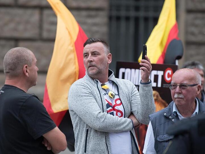 Pegida-Anführer Lutz Bachmann (M) steht vor dem Albertinum in Dresden.
