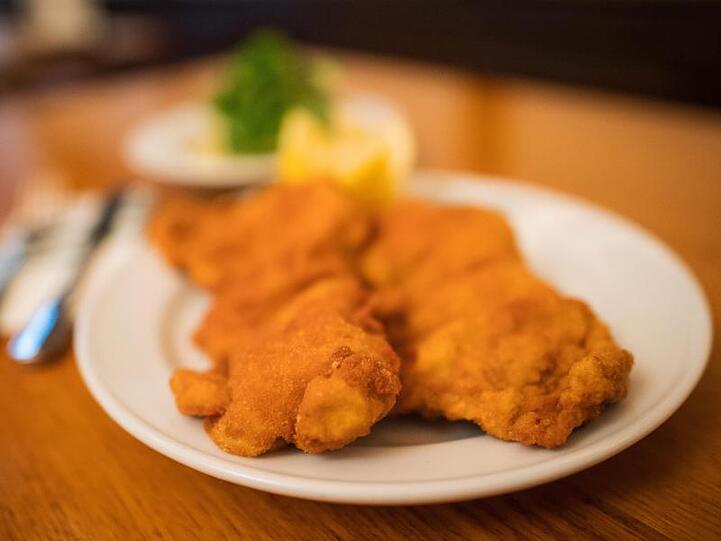Wiener Schnitzel im Restaurant Figlmüller in Wien: "High-End-Hausmannskost" wird das heiße Ding", meint der "Genuss Guide 2020" des "Tagesspiegel".