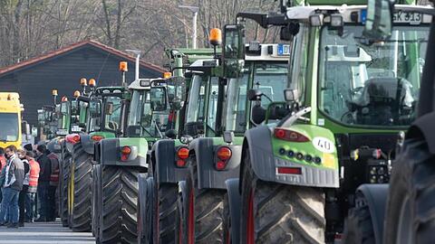 Zahlreiche Landwirte stehen mit Traktoren auf dem Festplatz. Foto: Armin Weigel/dpa/Archivbild