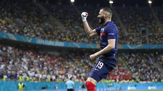 Frankreichs Karim Benzema bejubelt sein Tor zum 2:1.