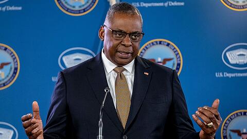 US-Verteidigungsminister Lloyd Austin spricht während eines Briefings im Pentagon mit Journalisten.