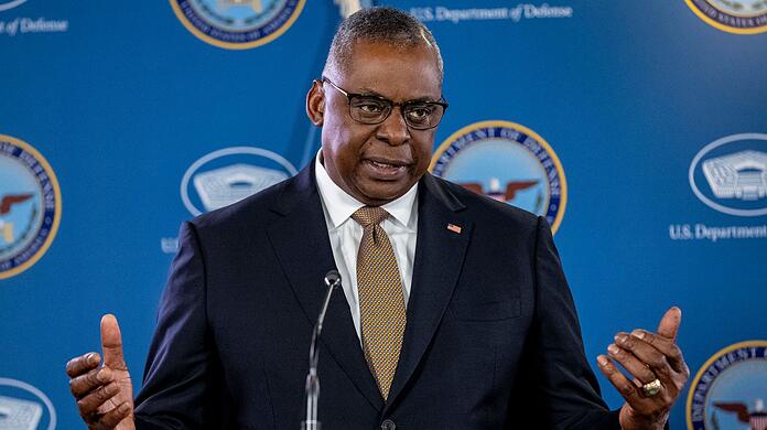 US-Verteidigungsminister Lloyd Austin spricht während eines Briefings im Pentagon mit Journalisten.