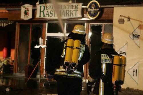 Der &bdquo;Bäuerliche Rastmarkt&ldquo; brannte komplett nieder, trotz eines Großaufgebots an Feuerwehren.