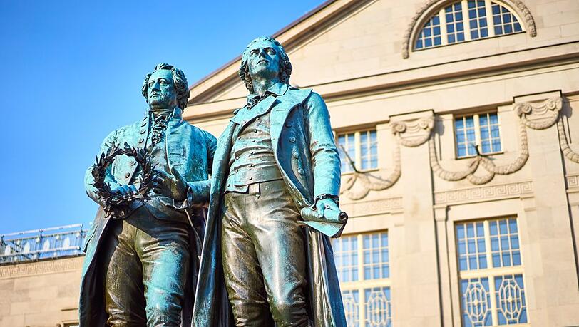 Historische Bibliotheken und berühmte Schriftsteller: Städte wie Weimar, Edinburgh oder Porto bieten Buchliebhabern zahlreiche Möglichkeiten. Historische Bibliotheken und berühmte Schriftsteller: Städte wie Weimar, Edinburgh oder Porto bieten Buchliebhabern zahlreiche Möglichkeiten.