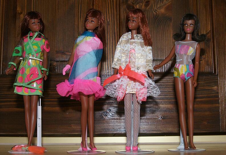 Seit den 80er Jahren gibt es hispanische und schwarze Barbies.
