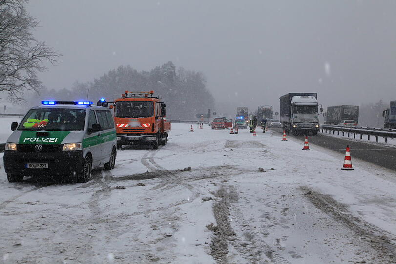Auf der A8 rutscht ein Lkw am Dienstag auf das vorausfahrende Fahrzeug. Wegen Schneeglätte kam er nicht mehr rechtzeitig zum Stehen. Die zwei Fahrer werden verletzt.