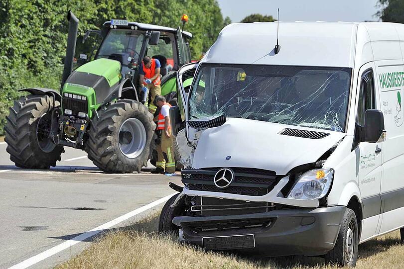 Spektakuläre Fotos von der Bergung: Ein Lieferwagen ist in Ismaning gegen einen Traktor gedonnert. Dabei ist die Zugmaschine in der Mitte auseinander gebrochen!