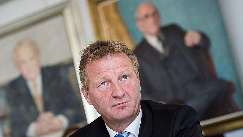 NRW-Innenminister Ralf Jäger fordert: der Bund müsse "finanzielle Verantwortung übernehmen und die Kommunen bei den Unterbringungskosten für Flüchtlinge entlasten". NRW-Innenminister Ralf Jäger fordert: der Bund müsse "finanzielle Verantwortung übernehmen und die Kommunen bei den Unterbringungskosten für Flüchtlinge entlasten".