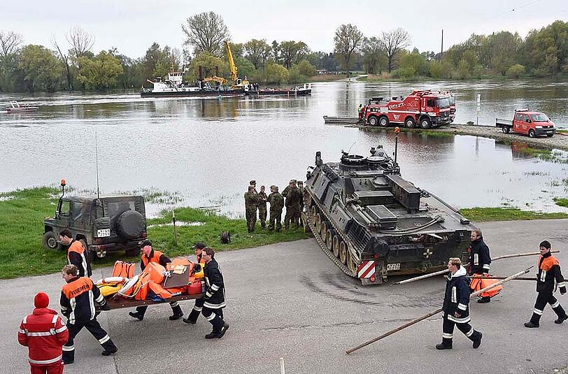 Bilder vom Großeinsatz in Mariaposching an der Donau. Am Dienstag ist hier eine Fähre gesunken &ndash; die Bergungsarbeiten sind aufwendig.