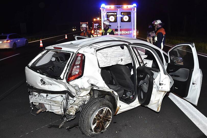 Der Audi hat den Fiat förmlich abgeschossen. Fünf Menschen, darunter ein Kind, wurden bei dem Unfall verletzt.