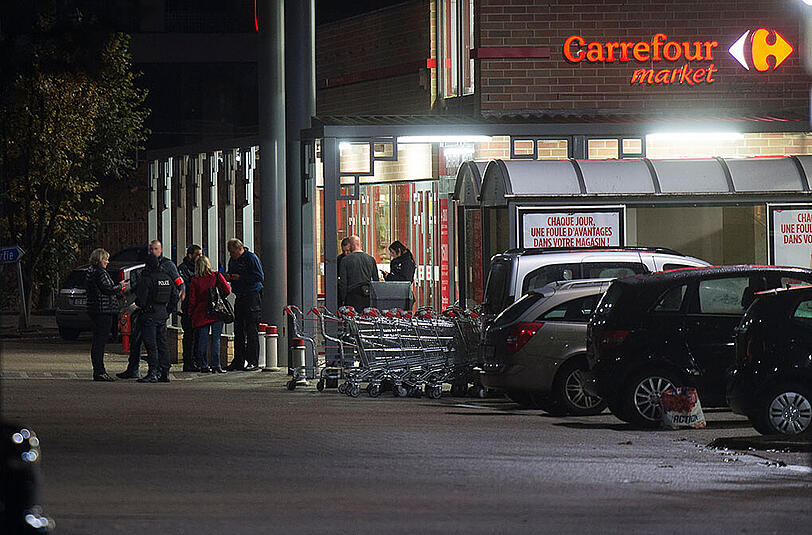 Die Polizei hat den Mann nach der Geiselnahme in einem Brüsseler Supermarkt festgenommen.