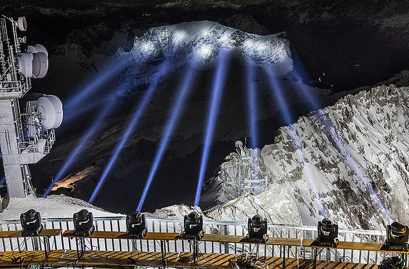 Die DEL-Profis des EHC Red Bull München spielen Eishockey auf der Zugspitze - anlässlich des 110. Markengeburtstages von Partner Osram. Die faszinierenden Bilder aus 3.000 Meter Höhe.