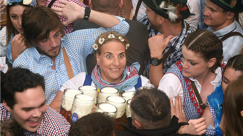 Stress pur: Eine Wiesn-Bedienung kämpft sich im Bierzelt durch die Menschenmasse.