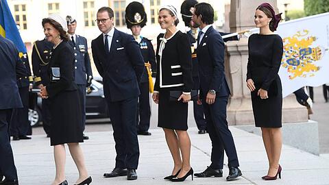 Mit ihrem schwarz-dunkelroten Look hat Prinzessin Sofia von Schweden (r.) einen modischen Fehltritt gemacht