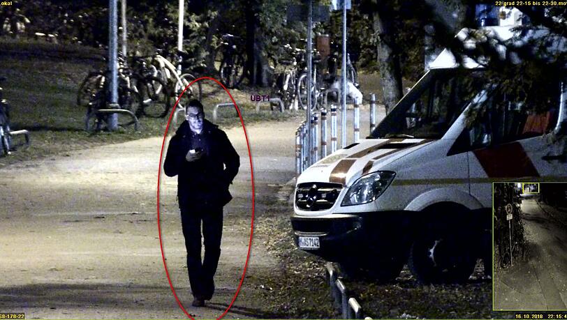 Die Polizei München sucht mit Fotos nach den fünf Männern, die im Oktober 2018 einen Basketball-Fan aus Salzburg attackiert und ausgeraubt haben sollen. Die Polizei München sucht mit Fotos nach den fünf Männern, die im Oktober 2018 einen Basketball-Fan aus Salzburg attackiert und ausgeraubt haben sollen.
