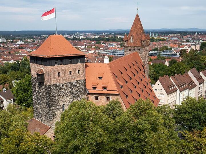 In den Kaiserstallungen ist eine der ältesten Jugendherbergen untergebracht. Foto: Daniel Karmann/dpa/Archivbild