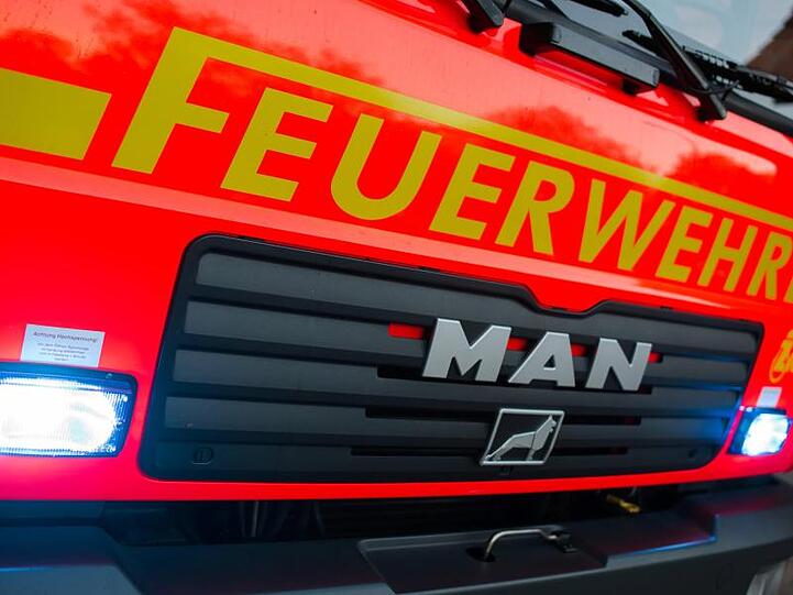 Ein Löschfahrzeug der Feuerwehr mit eingeschaltetem Blaulicht ist zu sehen. Foto: Daniel Bockwoldt/dpa/Symbolbild