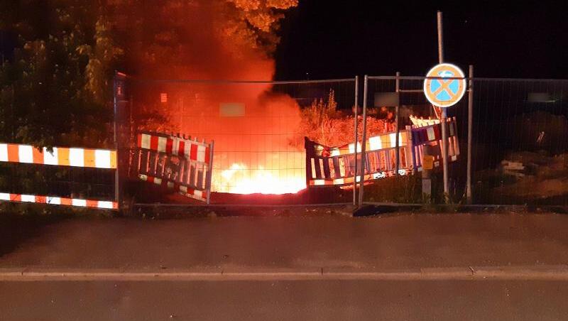 Starkstromkabel brennen in einer Baugrube in München. Durch das Feuer gab es einen weiträumigen Stromausfall.