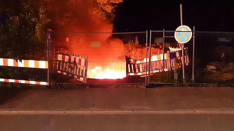 Starkstromkabel brennen in einer Baugrube in München. Durch das Feuer gab es einen weiträumigen Stromausfall.