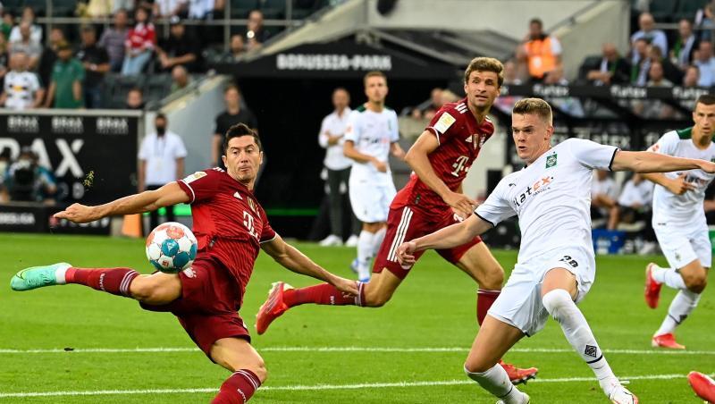 Münchens Robert Lewandowski (l) und Mönchengladbachs Matthias Ginter kämpfen um den Ball.
