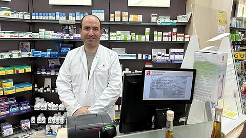 Seit wenigen Monaten hat Mustafa Türk die Approbation und darf wieder als Apotheker arbeiten. In seiner Heimatstadt in der Türkei führte er eine eigene Apotheke.