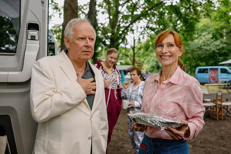 In "Familie Bundschuh" spielt Axel Milberg den Ehemann von Andrea Sawatzki.