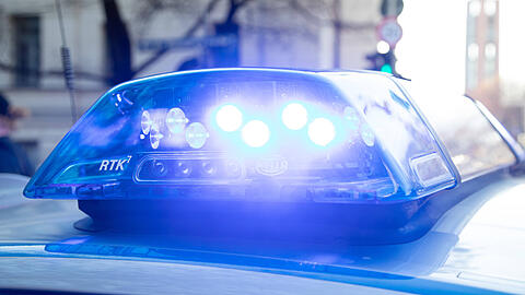 Am Samstagabend ist ein Polizeiwagen in der Altstadt mit zwei weiteren Autos zusammengesto&szlig;en.