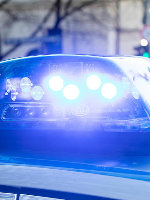 Am Samstagabend ist ein Polizeiwagen in der Altstadt mit zwei weiteren Autos zusammengesto&szlig;en.