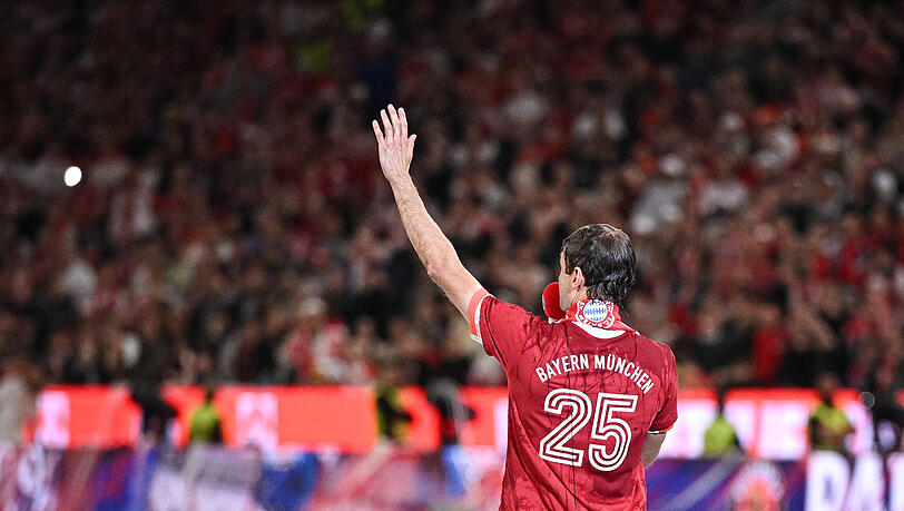 Thomas M&uuml;ller feierte nach dem letzten Heimspiel der vergangenen Saison gegen Borussia M&ouml;nchengladbach einen emotionalen Abschied in der Allianz Arena.