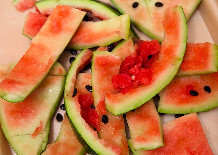 Auch die Kerne der Wassermelone verdienen eine zweite Chance: Statt sie wegzuwerfen, lassen sie sich vielseitig verwenden. Einfach vom Fruchtfleisch befreien, gründlich abspülen und gut trocknen. Anschließend können die Kerne zu einem nährstoffreichen Pulver für Smoothies und Müslis verarbeitet oder geröstet werden. Dafür die trockenen Kerne mit etwas Oliven- oder Rapsöl und einer Prise Salz vermengen - fertig ist ein knuspriger Snack. Auch die Kerne der Wassermelone verdienen eine zweite Chance: Statt sie wegzuwerfen, lassen sie sich vielseitig verwenden. Einfach vom Fruchtfleisch befreien, gründlich abspülen und gut trocknen. Anschließend können die Kerne zu einem nährstoffreichen Pulver für Smoothies und Müslis verarbeitet oder geröstet werden. Dafür die trockenen Kerne mit etwas Oliven- oder Rapsöl und einer Prise Salz vermengen - fertig ist ein knuspriger Snack.