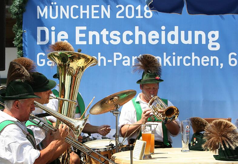 Zeitvertreib bis zur Entscheidung am frühen Abend. Die Musi spielt auf.