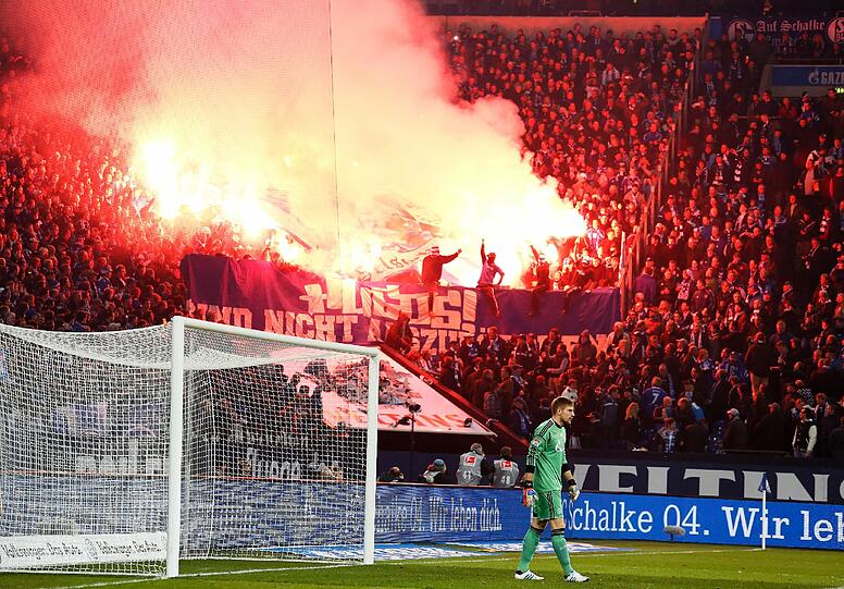 24.11.2012 Randale in der Arena auf Schalke: Schalker Ultras zündeten mehrere Bengalos, so dass die zweite Halbzeit nur mit Verspätung beginnen konnte. Die Polizei hat ein Strafverfahren eingeleitet.