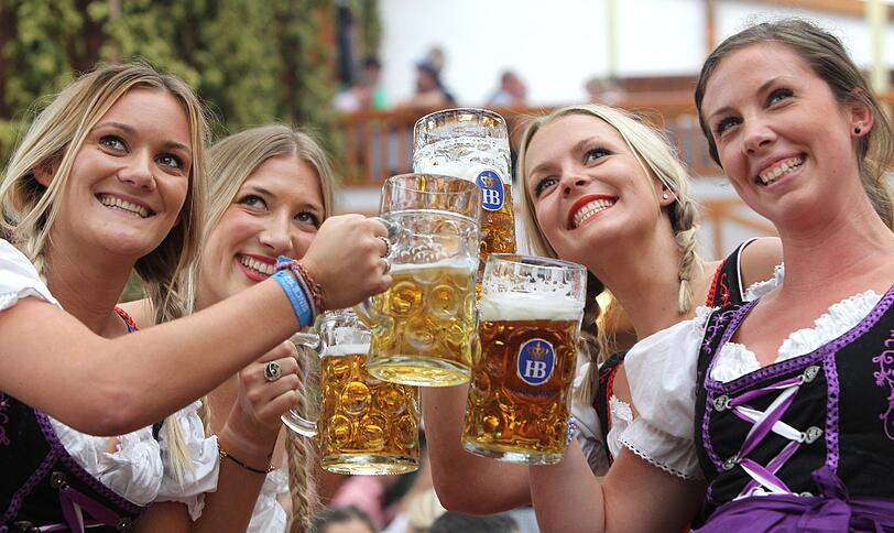 Auch draußen trinkt sichs ganz gut, wie diese Mädels zeigen.