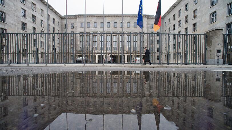 Das Bundesfinanzministerium in Berlin. Am Mittwoch wurde dort ein Paket mit Sprengstoff abgegeben.