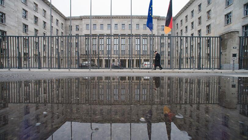 Das Bundesfinanzministerium in Berlin. Am Mittwoch wurde dort ein Paket mit Sprengstoff abgegeben. Das Bundesfinanzministerium in Berlin. Am Mittwoch wurde dort ein Paket mit Sprengstoff abgegeben.