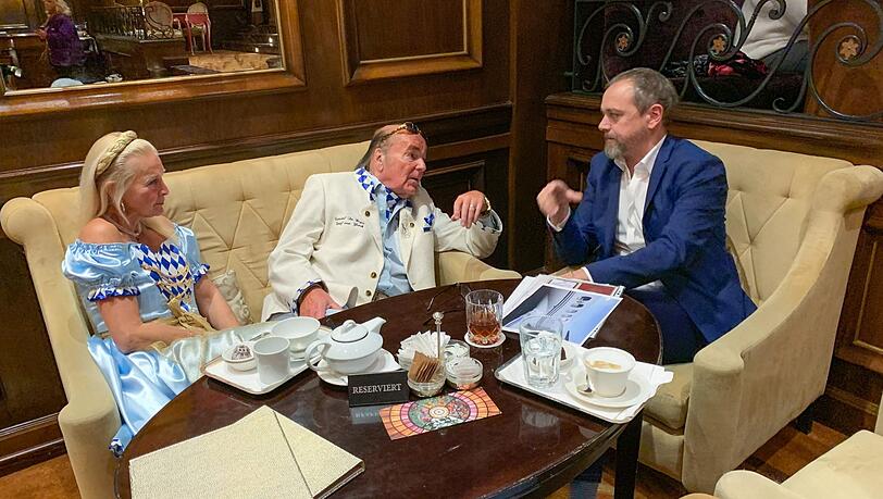 AZ-Chefredakteur Michael Schilling (r.) im Gespräch mit Hans Hermann und Christina Weyer.