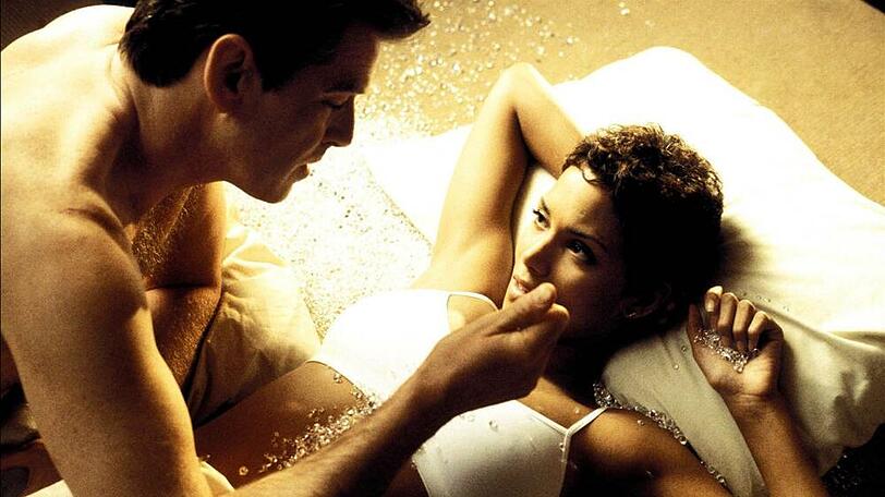 Pierce Brosnan und Halle Berry in "James Bond 007 - Stirb an einem anderen Tag".