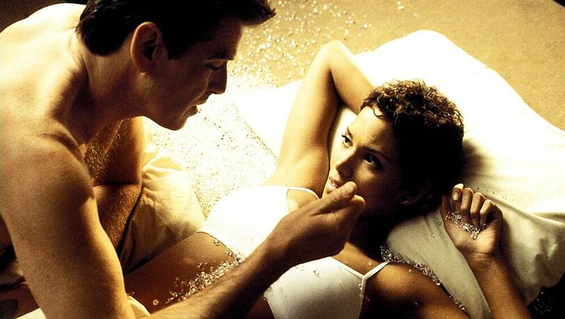 Pierce Brosnan und Halle Berry in "James Bond 007 - Stirb an einem anderen Tag". Pierce Brosnan und Halle Berry in "James Bond 007 - Stirb an einem anderen Tag".