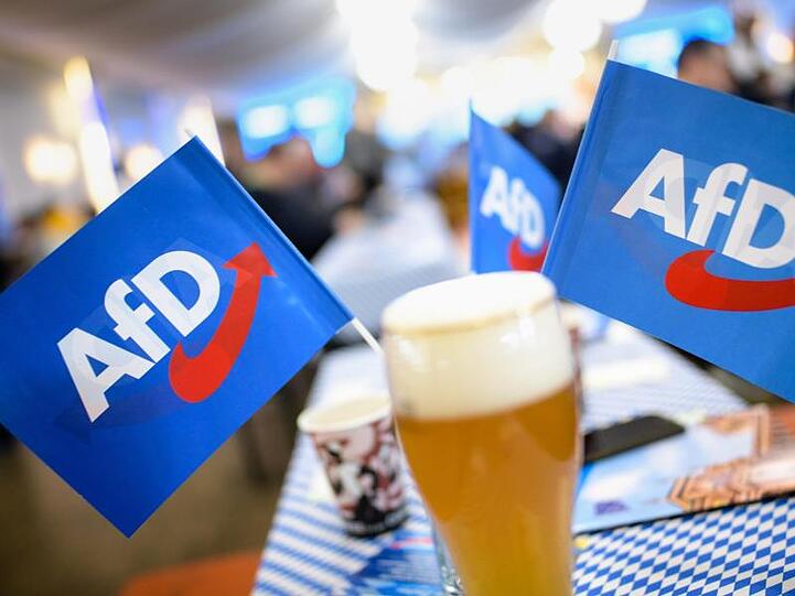 AfD-Fähnchen und Biergläser stehen auf einem Tisch. Foto: Matthias Balk/Archivbild