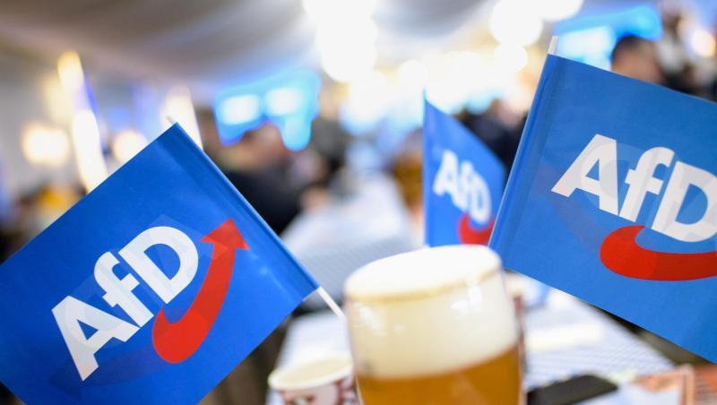 AfD-Fähnchen und Biergläser stehen auf einem Tisch. Foto: Matthias Balk/Archivbild AfD-Fähnchen und Biergläser stehen auf einem Tisch. Foto: Matthias Balk/Archivbild