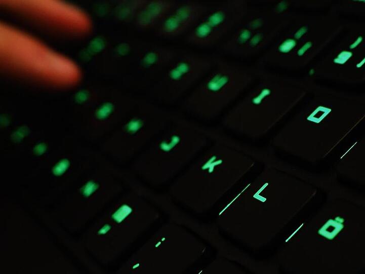Hackerangriffe und sonstige IT-Unfälle belegen in dem neuen "Risikobarometer" der Allianz sogar erstmals gemeinsam mit Betriebsunterbrechungen den Spitzenplatz.