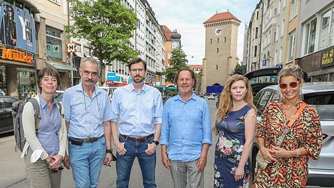 Anwohner und Geschäftsleute sehen die Umbaupläne für ein autofreies Tal kritisch, wie Margarethe Stadlbauer (2.v.r.) von der "Bürgerinitiative Tal" und ihre Mitstreiter Susanne Bieber, Michael Werner, Stefan Brunner, Othmar Wimmer und Marina Weiß (v.l.) - hier vor dem Isartor.