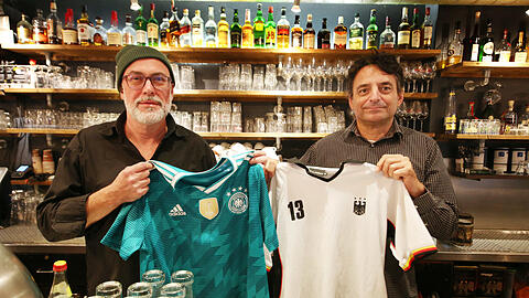 WM-Stimmung ohne Anfangs-Euphorie: die Sax-Wirte Friedl (r.) und Wolfgang.