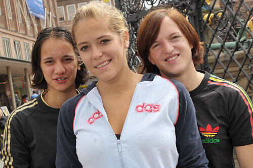 Her mit dem Ball: Die Club-Girls Beate Scheffknecht, Franziska Garcia-Almendaris und Katrin Engel (v.l.) ziehen in der neuen Saison an einem Strang.