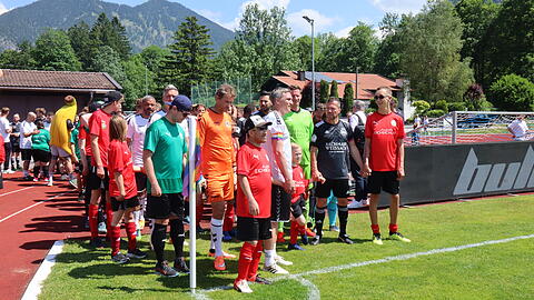 Führten ihre Mannschaften aufs Feld: Tobias Schweinsteiger und Lothar Matthäus.