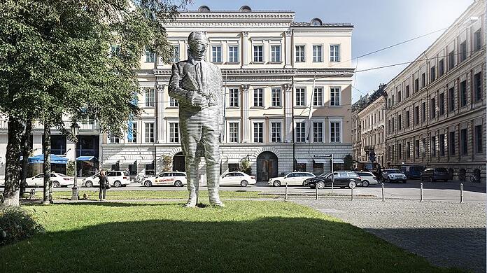Blick vom Promenadeplatz: Der Bayerische Hof mit der Skulptur des Grafen Montgelas. Das Eckgebäude dahinter ist das nach ihm benannte Palais Montgelas.